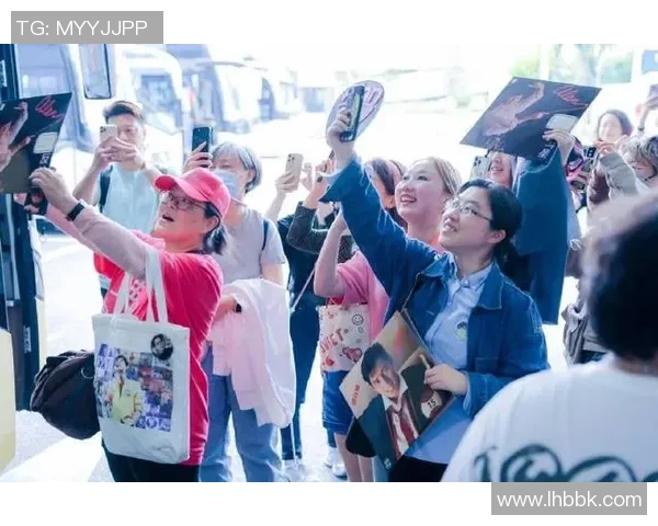 香港足球明星队盛大接站活动引发球迷热烈欢迎与期待